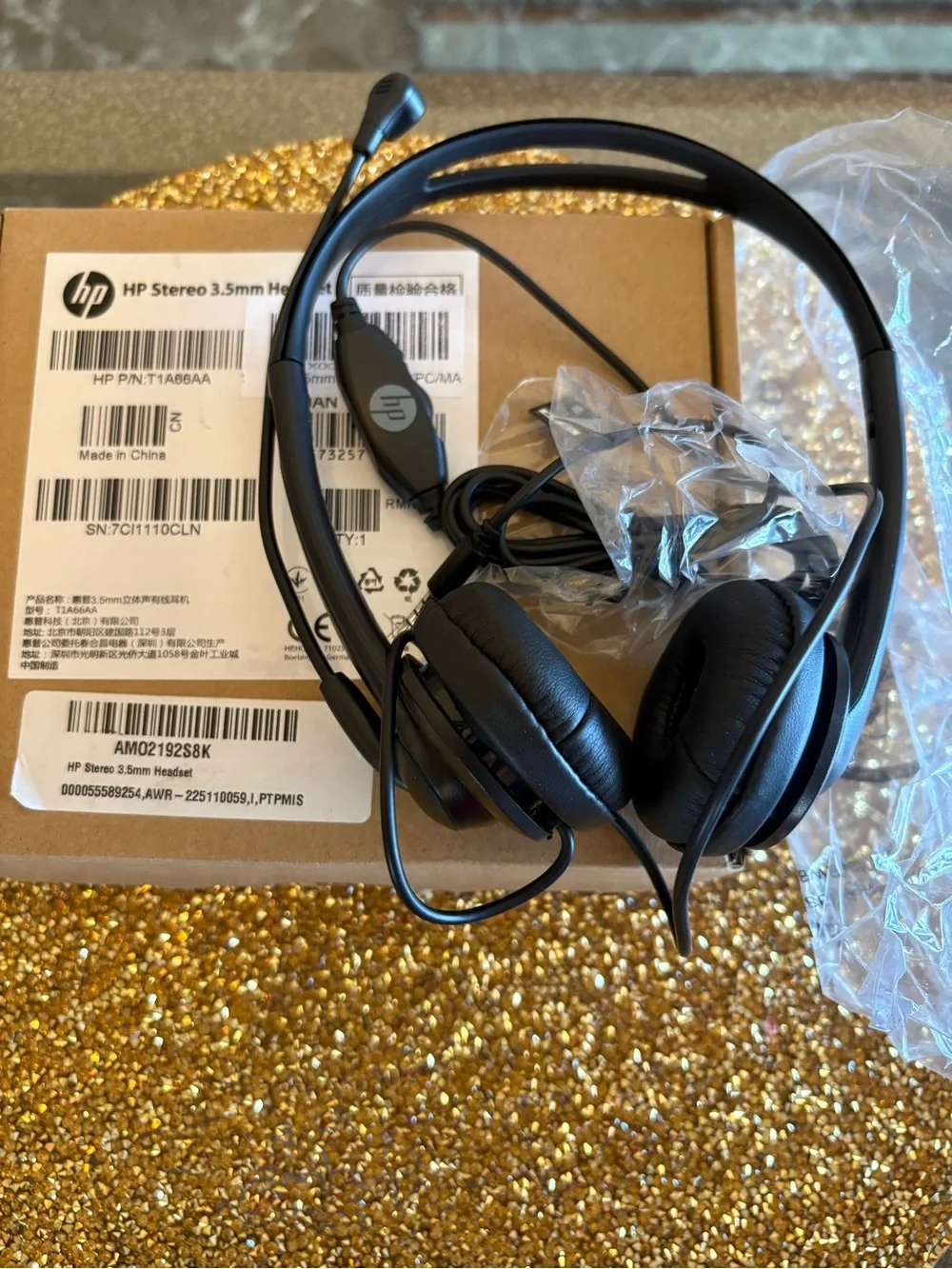 HP NWT Black Wired Stereo Headset 3.5 mm with Inline Mic